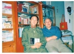 1986年，胡世宗到北京拜訪袁鷹（右）