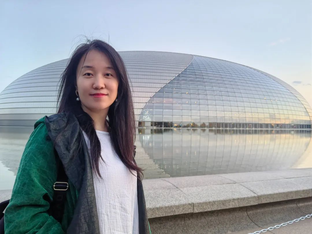 劉國欣，陜北人，中國作家協(xié)會會員，陜西師范大學文學院教師。作品見于《鐘山》《花城》《清明》等刊。出版有小說集《供詞》《城客》《夜茫茫》，散文隨筆集《次第生活》《黑白：永恒的沙漠之渴》等。