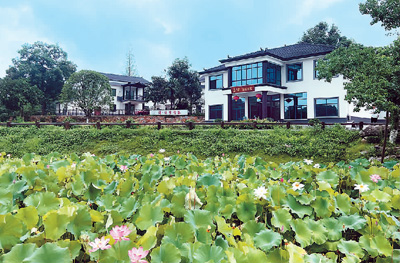 　立波書屋和周立波故居皆坐落于清溪村荷塘邊，引來了慕名前來的參觀者來此休憩、讀書。今年以來，立波書屋的經營者卜雪斌夫婦延長了營業(yè)時間，每天推遲到晚上9點半才打烊。