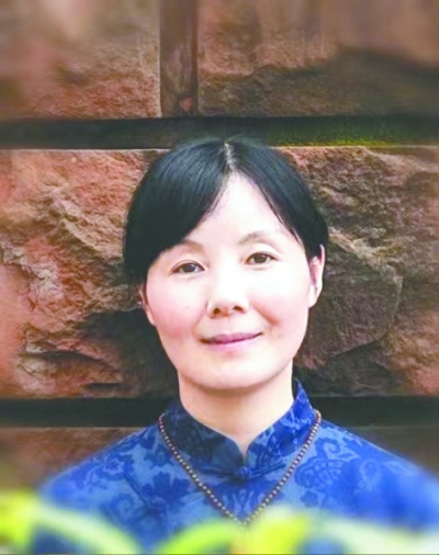 王蕓，中國作協會員，一級作家。生于湖北，現為南昌市文學藝術院專業作家。出版有長篇小說《對花》《江風烈》，小說集《與孔雀說話》《薇薇安曾來過》《羽毛》，散文集《紙上萬物浮現如初》《此生》《穿越歷史的楚風》《接近風的深情表達》等。其作品曾獲得屈原文藝獎“優秀人才獎”、湖北文學獎、冰心散文獎、林語堂小說獎等榮譽。