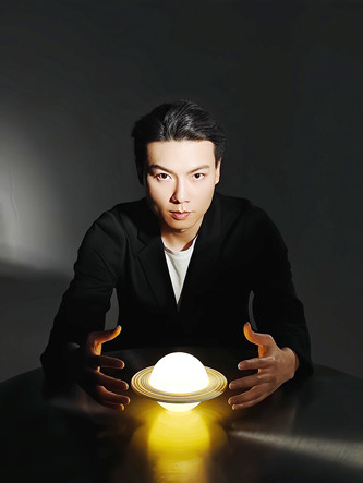 陳楸帆：作家，編劇，翻譯。中國作協(xié)科幻文學(xué)委員會副主任，代表作有《荒潮》《人生算法 》等