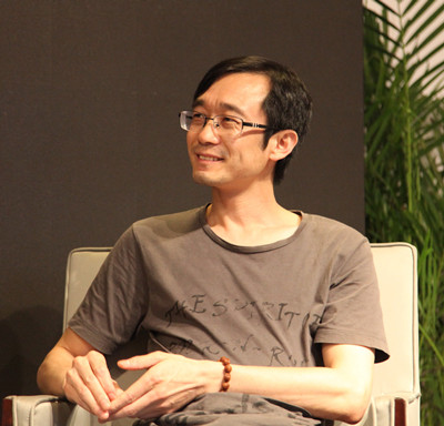 黃德海，《思南文學(xué)選刊》副主編，中國(guó)現(xiàn)代文學(xué)館特聘研究員。著有《世間文章》《詩(shī)經(jīng)消息》《書到今生讀已遲》《馴養(yǎng)生活》等。曾獲第八屆“唐弢青年文學(xué)研究獎(jiǎng)”、第十七屆“華語(yǔ)文學(xué)傳媒盛典·年度文學(xué)評(píng)論家”、第三屆“山花文學(xué)雙年獎(jiǎng)·散文獎(jiǎng)”。