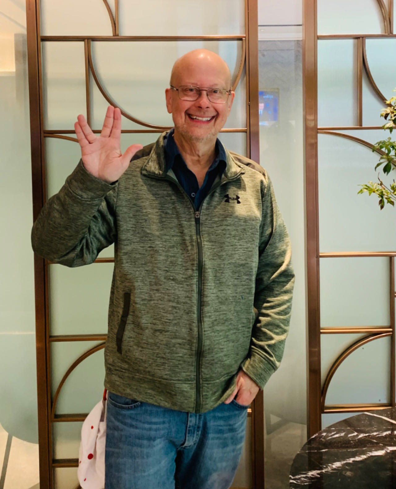 采訪后，羅伯特·索耶?dāng)[出了《星際迷航》中瓦肯人的見面禮手勢。程千千 攝
