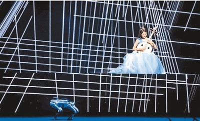 　“未來音樂會”上，作品《方圓》由演奏家演奏中阮，結(jié)合機器狗運動，融合AI和計算機音樂等技術(shù)。 　　本報記者 林子涵攝