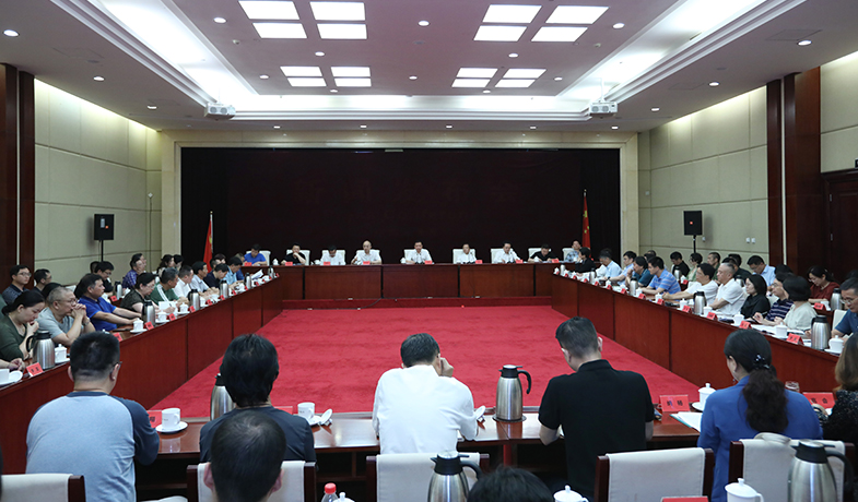 7月25日，第十一屆茅盾文學獎評獎委員會第一次全體會在京舉行