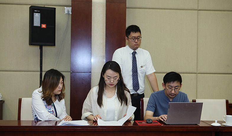 8月11日，聯(lián)絡員在監(jiān)察組、公證員監(jiān)督下統(tǒng)計選票