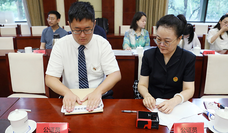 8月11日，公證處公證員封存選票