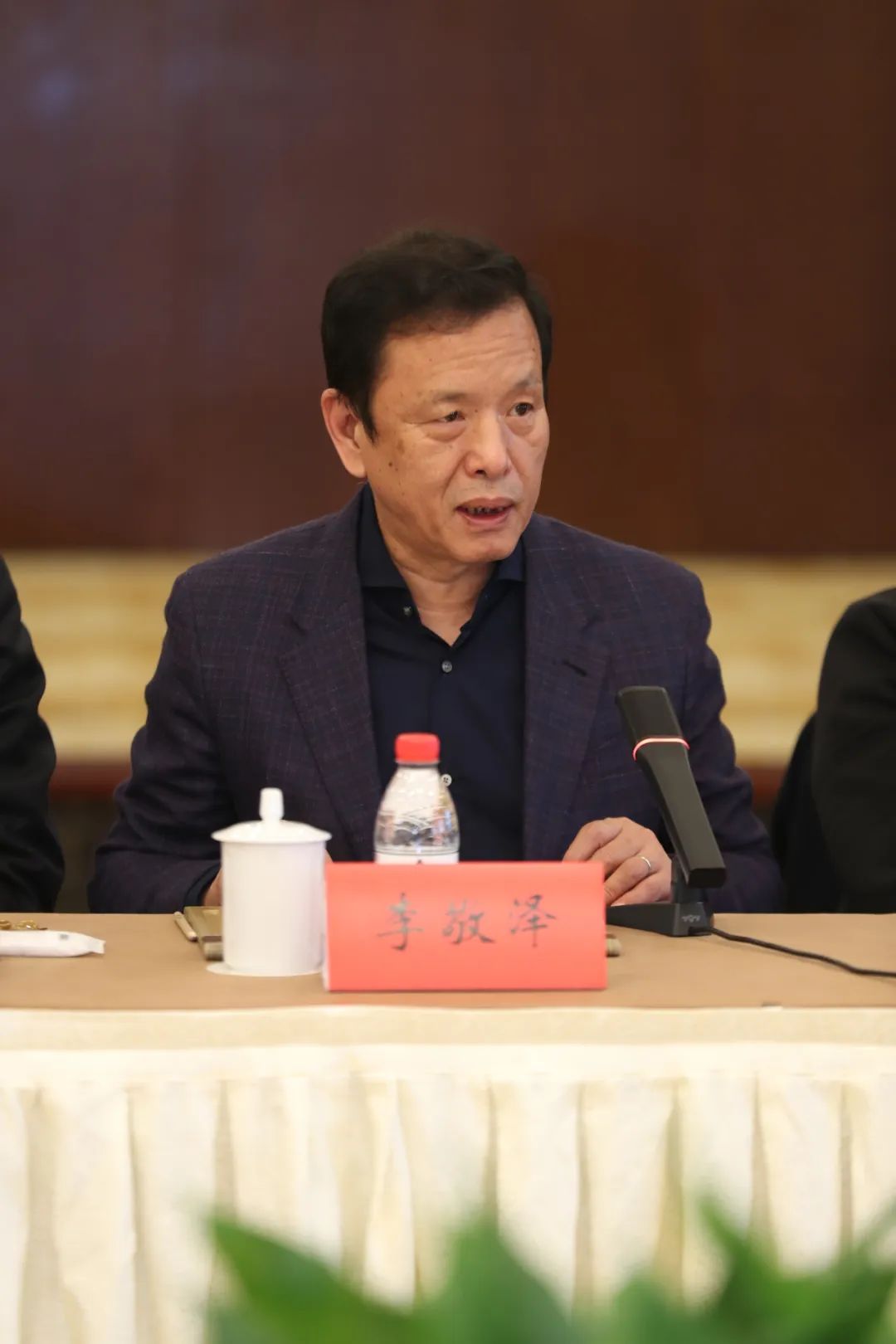 中國(guó)作協(xié)黨組成員、副主席、書記處書記李敬澤主持會(huì)議