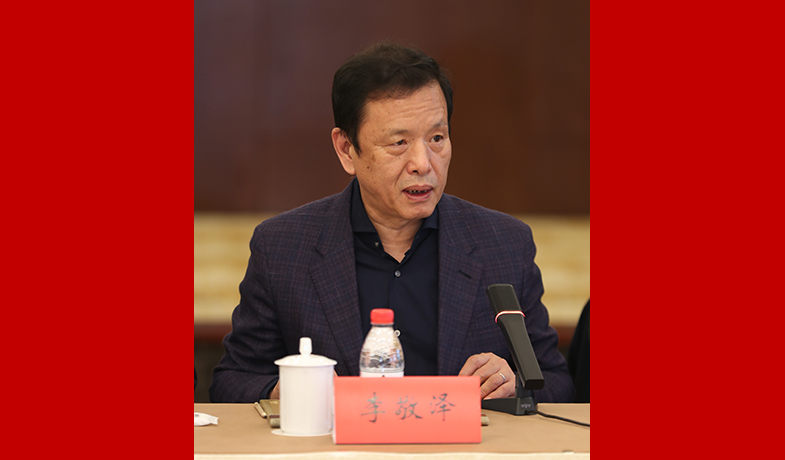 中國作協黨組成員、副主席、書記處書記李敬澤主持會議