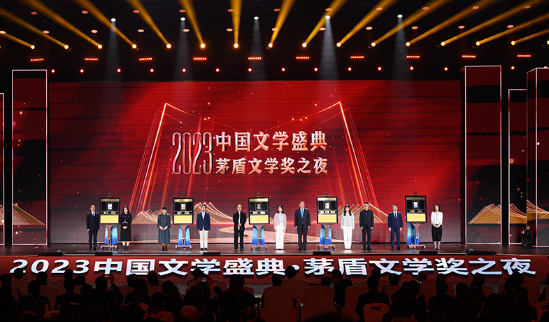 獲獎作品的編輯與5位獲獎作家共同上臺，在鐫刻有獲獎書名、獲獎作者、編輯姓名的書型裝置上留下金色手印