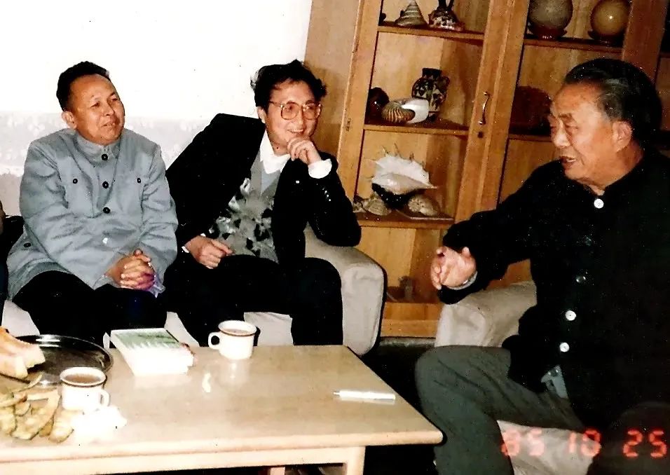 1985年，孫紹振(中間)與謝冕(左一)、艾青(右一)