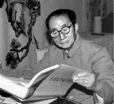 學(xué)人小傳  呂驥（1909—2002），湖南湘潭人，音樂理論家、作曲家、社會(huì)活動(dòng)家。曾三次考入上海國(guó)立音樂專科學(xué)校，均因生活或政治原因輟學(xué)。1931年加入左翼劇聯(lián)，其后組織業(yè)余合唱團(tuán)，推動(dòng)救亡歌詠運(yùn)動(dòng)，發(fā)起成立歌曲研究會(huì)，培養(yǎng)了一批青年作曲家。1937年在北平、綏遠(yuǎn)等地開展抗日救亡歌詠活動(dòng)，10月赴延安，任魯藝音樂系主任。1949年后任中央音樂學(xué)院黨委書記、副院長(zhǎng)，中國(guó)音樂家協(xié)會(huì)第一、二、三屆主席（1949—1985）。1985年當(dāng)選為國(guó)際音樂理事會(huì)名譽(yù)會(huì)員。除音樂創(chuàng)作外，還進(jìn)行民族音樂的整理與理論研究，主要論著有《中國(guó)新音樂的展望》《中國(guó)民間音樂研究提綱》《〈樂記〉理論新探》《呂驥文選》等，編有《新音樂運(yùn)動(dòng)論文集》。作者供圖