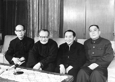 1987年，呂驥（右2）與文藝家鐘敬文（左2）、賈芝（左1）、羅揚(yáng)在一起。作者供圖