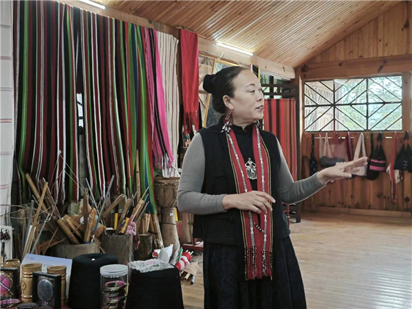 佤族織錦非遺傳承人李憲蘭講解佤族織錦的歷史與傳承。2021年，西盟佤族織錦技藝被列為第五批國家級非物質(zhì)文化遺產(chǎn)代表性項(xiàng)目名錄。在西盟印象佤族織錦非遺工坊內(nèi)，佤族織錦非遺傳承人李憲蘭的佤錦產(chǎn)品琳瑯滿目，“佤族織錦織進(jìn)的是佤族人民的性格和故事。這幾年，通過不斷嘗試，我們生產(chǎn)的佤族織錦在保留古老的佤族織錦技藝的同時，融入了更多顏色、技藝及創(chuàng)新理念，推出一批更符合現(xiàn)代審美需求的產(chǎn)品，從而達(dá)到提高佤族織錦的使用價值和傳播維度的效果，讓佤族織錦更被當(dāng)下消費(fèi)者所喜愛?！崩顟椞m說。