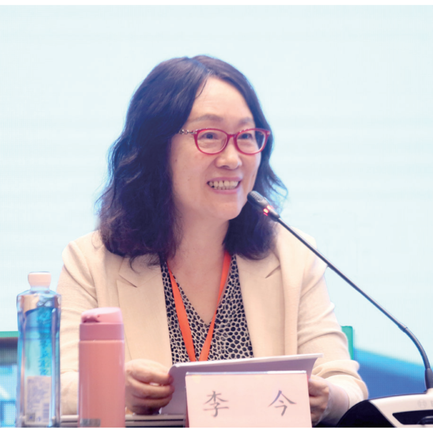 李今 中國人民大學(xué)文學(xué)院教授，主要從事中國現(xiàn)當(dāng)代文學(xué)、漢譯文學(xué)研究。著有《個人主義與五四新文學(xué)》《海派小說與現(xiàn)代都市文化》《三四十年代蘇俄漢譯文學(xué)論》《二十世紀(jì)中國翻譯文學(xué)史（第3卷）》《意義的生成一一現(xiàn)代中國文學(xué)作品細(xì)讀集》《魯濱孫變形記：漢譯文學(xué)改寫現(xiàn)象研究》等；譯有利里安·弗斯特《浪漫主義》、R.L.布魯特《論幻想與想象》；主編《漢譯文學(xué)序集》（18卷）；主持國家社科基金重大項目“現(xiàn)代漢譯文學(xué)編年考錄（期刊編，1896—1949）”并主編其數(shù)據(jù)庫。