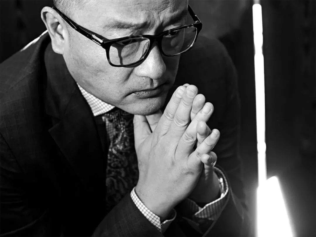 王小帥，中國獨(dú)立電影先鋒導(dǎo)演、編劇，畢業(yè)于北京電影學(xué)院導(dǎo)演系。《青紅》《左右》《地久天長》《闖入者》等代表作在戛納、柏林、威尼斯等國際影展屢獲殊榮，是最具國際影響力的中國導(dǎo)演之一。曾獲柏林電影節(jié)最佳編劇獎(jiǎng)，著有散文書信集《薄薄的故鄉(xiāng)》。