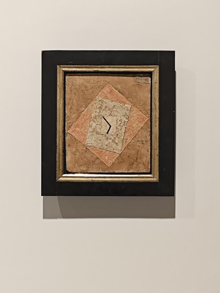 克利作品《時(shí)間》描繪了一只沒有標(biāo)識數(shù)字、表盤不翼而飛、只剩指針的鐘表。一長一短兩枚指針，孤零零地“懸浮”于三塊中心重合又交錯(cuò)放置的方形紗布上。層疊的構(gòu)圖與材質(zhì)文物般陳舊的質(zhì)感令人不禁對“鐘表”是否早已失靈心生疑問。而指針指向的時(shí)間同樣令人生疑，它已“停在”某一刻，或?qū)⒉皇芸刂频刂赶蚝畏剑恳磺袘叶礇Q。《時(shí)間》當(dāng)然訴說著克利生活的動蕩和對未知的擔(dān)憂，但絕不僅僅止步于此，它試圖喚醒的是更為久遠(yuǎn)的歷史記憶，探討著存在與時(shí)間的本質(zhì)。