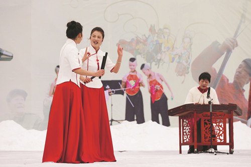 2月21日，演員在河南省平頂山市寶豐縣馬街書會表演河南墜子《咱們的中國節》。 （新華社發 何五昌 攝）