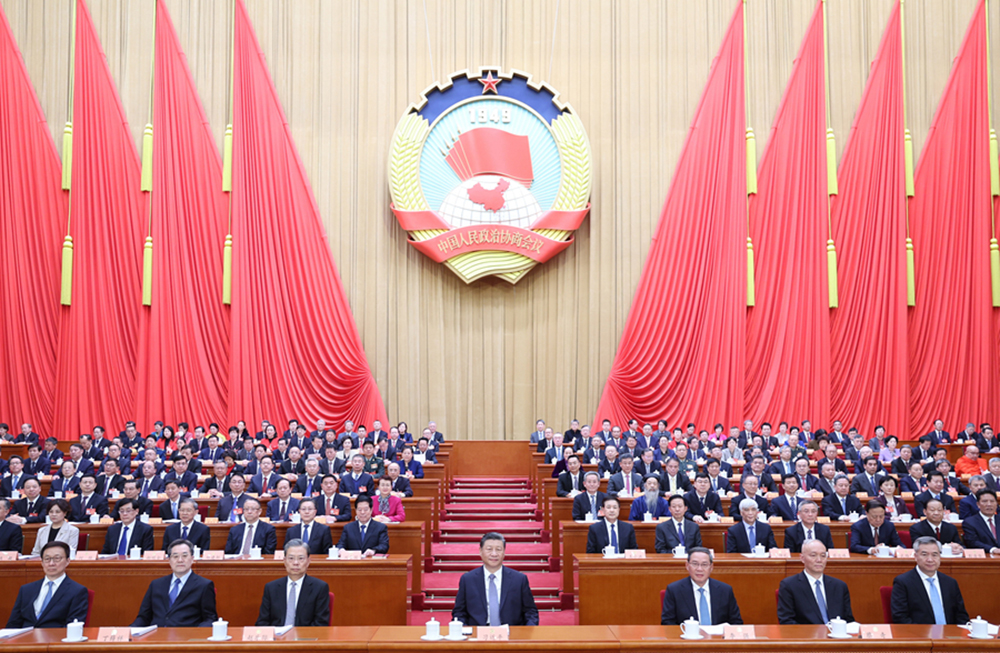3月4日下午，中國人民政治協(xié)商會議第十四屆全國委員會第二次會議在北京人民大會堂開幕。這是習(xí)近平、李強(qiáng)、趙樂際、蔡奇、丁薛祥、李希、韓正在主席臺就座。 新華社記者 鞠鵬 攝