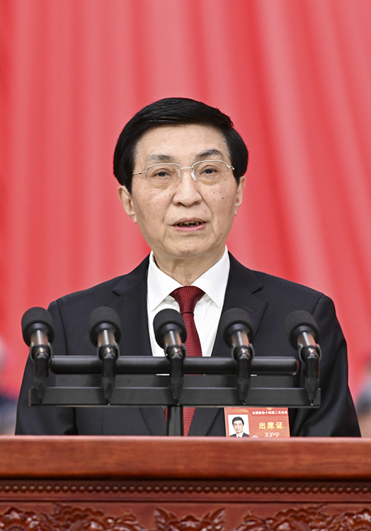 3月4日下午，中國人民政治協(xié)商會議第十四屆全國委員會第二次會議在北京人民大會堂開幕。這是全國政協(xié)主席王滬寧代表政協(xié)第十四屆全國委員會常務(wù)委員會，向大會報(bào)告工作。 新華社記者 饒愛民 攝