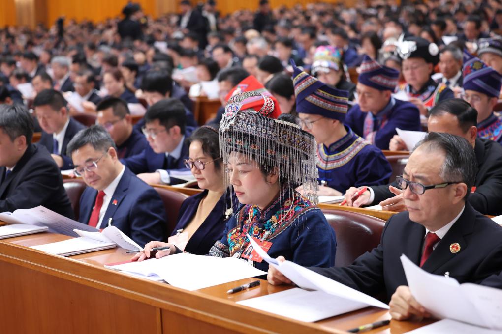 3月5日，第十四屆全國人民代表大會第二次會議在北京人民大會堂開幕。這是代表們在認真聽會。新華社記者 劉衛兵 攝