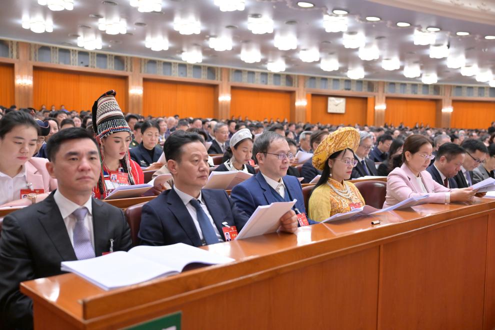 3月7日，全國政協(xié)十四屆二次會議在北京人民大會堂舉行第二次全體會議。這是委員們在認真聽會。?新華社記者 高潔 攝