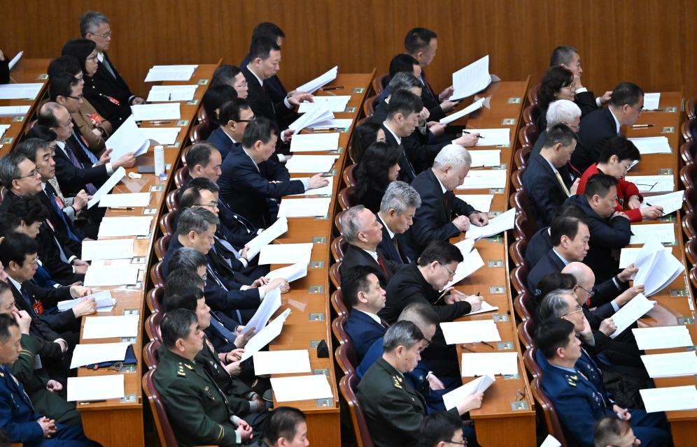 3月7日，全國政協(xié)十四屆二次會議在北京人民大會堂舉行第二次全體會議。這是委員們在認真聽會。?新華社記者 陳曄華 攝