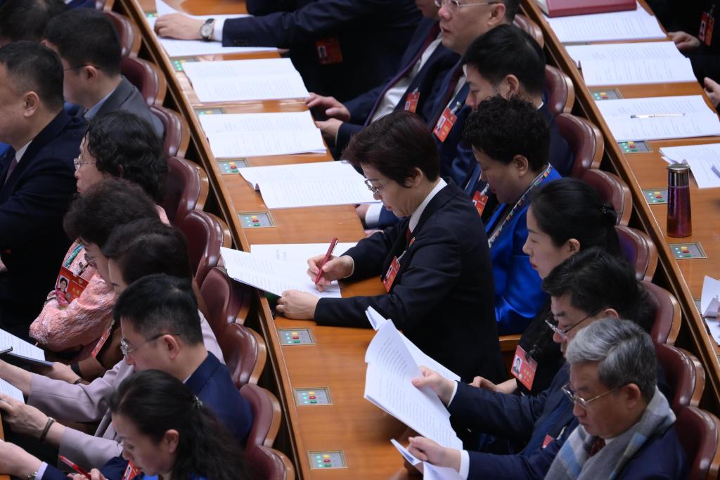 3月7日，全國政協(xié)十四屆二次會議在北京人民大會堂舉行第二次全體會議。這是委員們在認真聽會。?新華社記者 李賀 攝