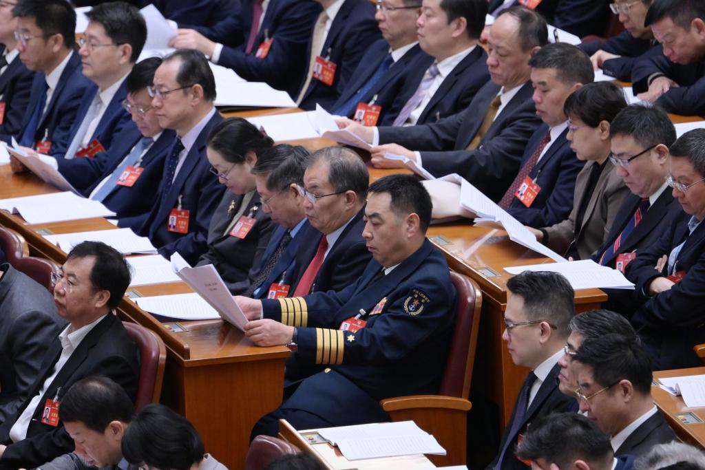 3月7日，全國政協(xié)十四屆二次會議在北京人民大會堂舉行第二次全體會議。這是委員們在認真聽會。?新華社記者 李賀 攝