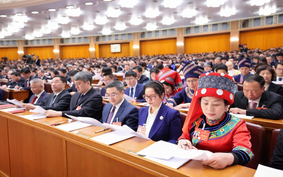3月8日，十四屆全國(guó)人大二次會(huì)議在北京人民大會(huì)堂舉行第二次全體會(huì)議。這是代表們?cè)谡J(rèn)真聽(tīng)會(huì)。新華社記者 劉衛(wèi)兵 攝