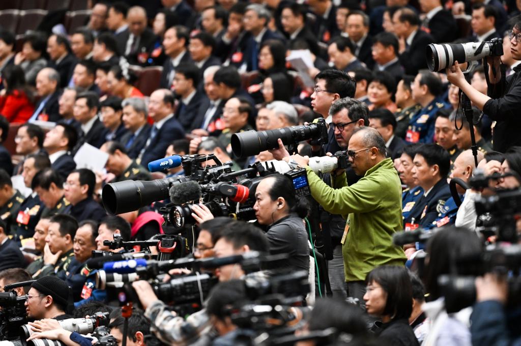 3月8日，十四屆全國(guó)人大二次會(huì)議在北京人民大會(huì)堂舉行第二次全體會(huì)議。這是記者在會(huì)議現(xiàn)場(chǎng)采訪(fǎng)。新華社記者 牟宇 攝