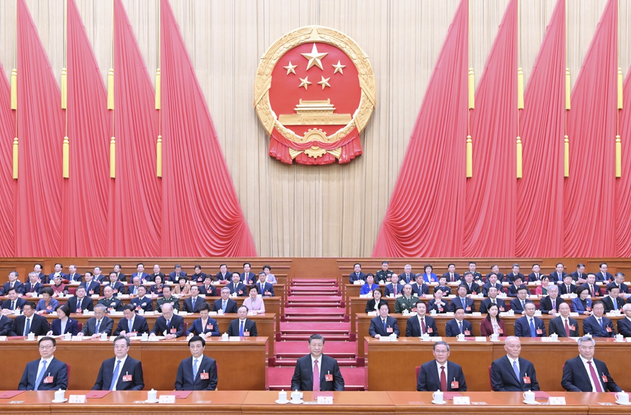 3月11日，第十四屆全國人民代表大會第二次會議在北京人民大會堂閉幕。黨和國家領導人習近平、李強、王滬寧、蔡奇、丁薛祥、李希、韓正等在主席臺就座。新華社記者 謝環馳 攝