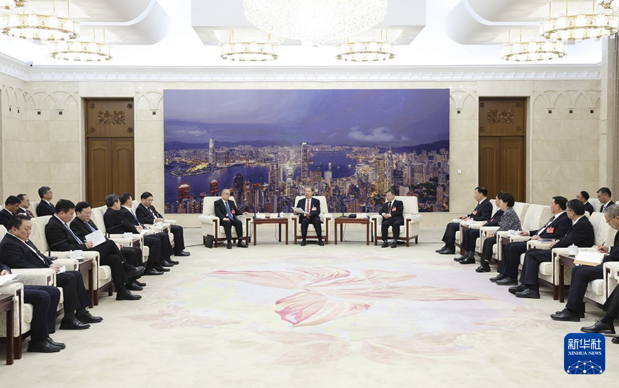 3月11日下午，中共中央政治局常委、全國人大常委會委員長趙樂際在北京人民大會堂看望參加十四屆全國人大二次會議新聞報道的中央主要新聞單位負責同志和新聞工作者，代表大會主席團和全國人大常委會，向參加大會新聞報道的全體新聞工作者表示問候和感謝。新華社記者 姚大偉 攝