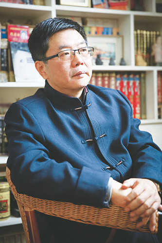 方遠，資深報人，中國作家協會會員。山東省作家協會小說創作委員會委員。濟南市首批簽約作家，濟南日報報業集團舜網文學顧問，山東省散文學會特聘專家。著有長篇小說《大河入海流》《大船隊》《墜落的天使》等五部，小說集《尋找情人》，中篇小說《神龜出沒》《門縫兒里的愛情》等二十余部，多篇作品被報刊轉載、連載，收入各種選本及年選。長篇小說《河與?！贰洞蟠牎废群笕脒x中國作協重點作品扶持項目和定點深入生活項目，長篇報告文學《光明路上追夢人》入選山東省作協重點扶持作品。曾獲第一屆、第四屆山東省泰山文藝獎，泉城文藝獎、梁斌小說獎、山東省對外傳播獎、濟南文學獎及濟南市第六、九、十一屆文藝精品工程獎等。