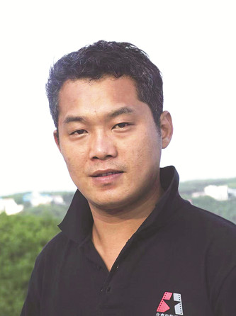 李云雷，《小說(shuō)選刊》副主編，中國(guó)現(xiàn)代文學(xué)館特邀研究員，中國(guó)文藝評(píng)論家協(xié)會(huì)青年委員會(huì)委員。著有評(píng)論集《重申新文學(xué)的理想》《新時(shí)代文學(xué)與中國(guó)故事》等，小說(shuō)集《再見(jiàn)，牛魔王》《沉默的人》等。曾獲馮牧文學(xué)獎(jiǎng)、茅盾文學(xué)新人獎(jiǎng)等多個(gè)獎(jiǎng)項(xiàng)