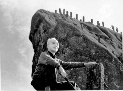 王朝聞，1909年出生，2004年去世，四川合江人。美學(xué)家、藝術(shù)理論家、雕塑家、藝術(shù)教育家。1932年考入杭州藝專；1940年赴延安，在魯迅藝術(shù)文學(xué)院進(jìn)行雕塑創(chuàng)作與教學(xué)；新中國成立后，曾任中央美術(shù)學(xué)院教授兼副教務(wù)長，中國美術(shù)家協(xié)會(huì)副主席，中華全國美學(xué)學(xué)會(huì)會(huì)長，《美術(shù)》雜志主編，文化部文學(xué)藝術(shù)研究院（今中國藝術(shù)研究院）副院長。著有《新藝術(shù)創(chuàng)作論》《一以當(dāng)十》《論鳳姐》《審美談》《審美心態(tài)》《雕塑雕塑》等。