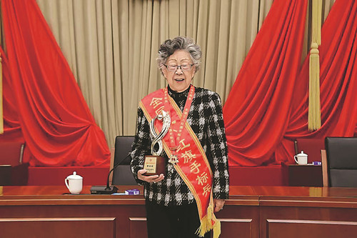全國三八紅旗手標兵、中國文化國際傳播研究院院長黃會林