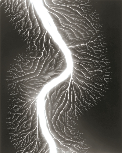 杉本博司，《放電場225》，2009，明膠銀鹽相紙，149.2×119.4cm。公式Hiroshi Sugimoto，圖片由藝術家提供