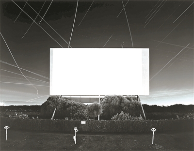 杉本博司，《尤寧城汽車影院，尤寧城》，1993，明膠銀鹽相紙，119.4×149.2cm。公式Hiroshi Sugimoto，圖片由藝術家提供