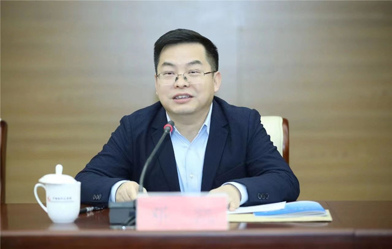 中國作協(xié)書記處書記鄧凱主持研討會(huì)