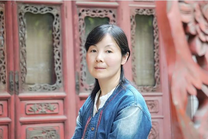 王蕓    生于湖北，現居南昌。一級作家，南昌市作家協會主席。出版長篇小說《對花》《江風烈》，小說集《請叫她天鵝》《薇薇安曾來過》《與孔雀說話》《羽毛》，散文集《紙上萬物浮現如初》《此生》《穿越歷史的楚風》《接近風的深情表達》《經歷著異常美麗》等。三百余萬字作品見于《人民文學》《當代》《新華文摘》《小說選刊》《中國作家》《青年文學》《上海文學》《江南》《芙蓉》《長城》《天涯》《美文》《散文》《長江文藝》《中篇小說選刊》《小說月報》等，收入五十多種選本。曾獲第三屆湖北文學獎、第七屆屈原文藝獎、第一屆江西省文藝創作獎、第二屆林語堂文學獎（小說）大獎等。獲評江西省思想宣傳文化系統“四個一批”人才。