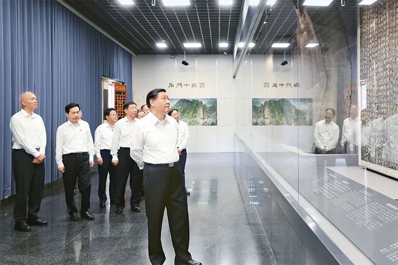 2023年7月29日，中共中央總書記、國家主席、中央軍委主席習近平在四川考察結束返京途中，來到陜西省漢中市考察。這是習近平參觀漢中市博物館有關歷史文物展陳。 新華社記者 鞠鵬/攝