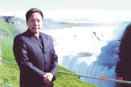 李傳鋒，湖北省鶴峰縣人，土家族作家。曾任《湖北文藝》編輯部主任、《長江文藝》小說組組長、《今古傳奇》主編、湖北省文聯黨組書記等職，曾獲全國民族團結進步先進個人稱號。1986年加入中國作家協會，著有鄉村小說、動物小說、歷史小說、散文、文藝評論等近千萬字。短篇小說《退役軍犬》獲第二屆（1981—1984年）全國少數民族文學創作獎，長篇小說《白虎寨》獲第十一屆（2012—2015）全國少數民族文學創作駿馬獎，另有作品獲湖北省“屈原文藝獎”、重慶市“五個一工程”獎等。本期刊發青年評論家華珉朗、黃煜榕對李傳鋒的采訪。