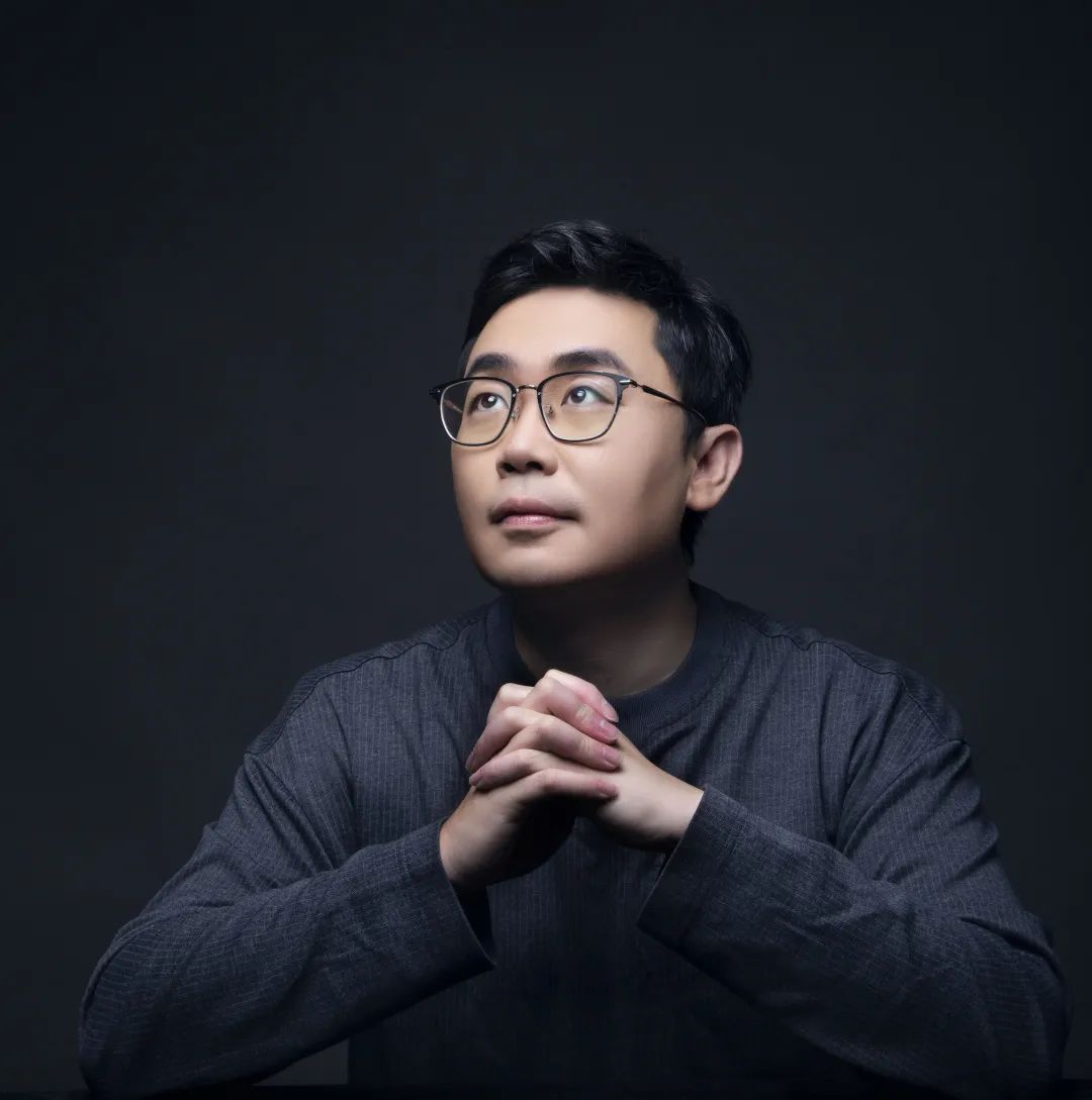 蔡崇達(dá)，青年作家，福建泉州人，曾任《中國新聞周刊》執(zhí)行主編。出版有非虛構(gòu)作品集《皮囊》、長篇小說《命運》等。作品被翻譯成英語、俄羅斯語、葡萄牙語、韓語等語種，在十幾個國家、地區(qū)發(fā)行，至今發(fā)行近600萬冊。