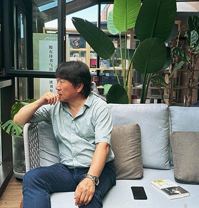  任白，吉林省吉林市人，詩人、作家。吉林省作家協(xié)會(huì)副主席、中國詩歌學(xué)會(huì)理事。出版詩集《耳語》《任白詩選》《情詩與備忘錄》《靈魂的債務(wù)》和中短篇小說集《失語》。現(xiàn)居吉林省長春市。