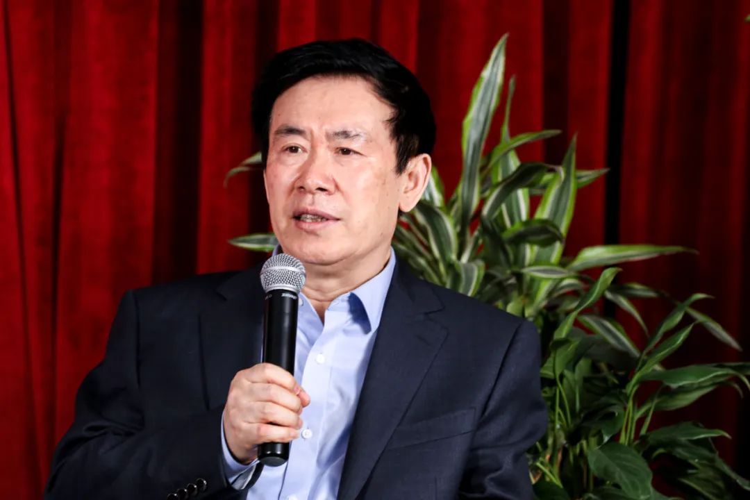 張煒，山東省棲霞市人。中國(guó)作家協(xié)會(huì)副主席。1975 年開(kāi)始發(fā)表作品。2020 年出版《張煒文集》50 卷。作品譯入 40 余種文字。著有長(zhǎng)篇小說(shuō)《古船》《九月寓言》《刺猬歌》《外省書(shū)》《你在高原》《獨(dú)藥師》《艾約堡秘史》《河灣》《去老萬(wàn)玉家》等 23 部；另有詩(shī)學(xué)專著多部、詩(shī)集和長(zhǎng)詩(shī)十余部。作品獲“百年百種優(yōu)秀中國(guó)文學(xué)圖書(shū)”、“世界華語(yǔ)小說(shuō)百年百?gòu)?qiáng)”、茅盾文學(xué)獎(jiǎng)、中國(guó)出版政府獎(jiǎng)、中華優(yōu)秀出版物獎(jiǎng)、中國(guó)作家出版集團(tuán)特別獎(jiǎng)、南方傳媒杰出作家獎(jiǎng)、京東文學(xué)獎(jiǎng)、中國(guó)長(zhǎng)詩(shī)特別獎(jiǎng)等。