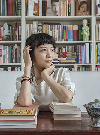 作家、導(dǎo)演，現(xiàn)居英國。主要著作有《孔雀的叫喊》《饑餓的女兒》等，編劇并執(zhí)導(dǎo)電影《月光武士》。
