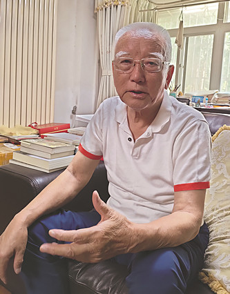 降邊嘉措 藏族，四川省甘孜藏族自治州巴塘縣人。1950年參加解放軍，經(jīng)歷了進(jìn)軍西藏、解放西藏的全過(guò)程。1956年到北京民族出版社，從事藏文翻譯和編輯出版工作，直到1980年。1980年報(bào)考中國(guó)社會(huì)科學(xué)院民族文學(xué)研究所并被錄取，后來(lái)主要從事《格薩爾》史詩(shī)研究和翻譯工作。曾出版《〈格薩爾〉初探》《〈格薩爾〉的歷史命運(yùn)》《〈格薩爾〉與藏族文化》《〈格薩爾〉論》等學(xué)術(shù)專(zhuān)著。主編有《格薩爾》藏文精選本（40卷、51冊(cè)）、《〈格薩爾〉大辭典》等。長(zhǎng)篇小說(shuō)《格桑梅朵》、報(bào)告文學(xué)《這里是紅軍走過(guò)的地方》分別獲得第一屆、第十一屆全國(guó)少數(shù)民族文學(xué)創(chuàng)作駿馬獎(jiǎng)。