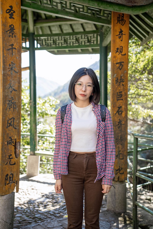 作家簡介 李姍姍，筆名三三，女，漢族，一九九一年出生，畢業于中國人民大學創造性寫作專業。作品發表于《人民文學》《收獲》等多家刊物，多有選載。曾獲2020年“鐘山之星”年度青年佳作獎、2021年度青花郎?人民文學獎新人獎、第七屆郁達夫小說獎短篇小說獎、首屆《靜?安》文學獎、紅棉文學獎小說主獎等獎項，入選王蒙青年作家支持計劃?年度特選作家（2022—2023）等。著有短篇小說集《晚春》《山頂上是海》《俄羅斯套娃》《離魂記》等四部。
