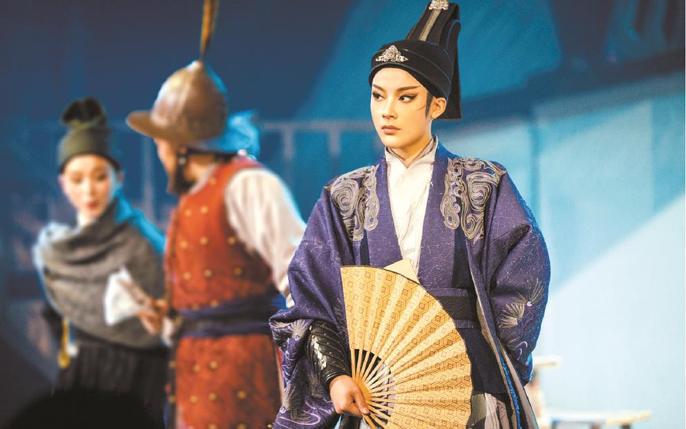 古老戲曲掀起“青春革命”，從情感、形式、媒介上將青年文化、時(shí)代審美融入戲曲古典樣態(tài)，這是“新文化生命體”適應(yīng)新媒介環(huán)境，以青年力量激活傳統(tǒng)文化能量進(jìn)行自我更新的典型示例。圖為越劇《新龍門客棧》